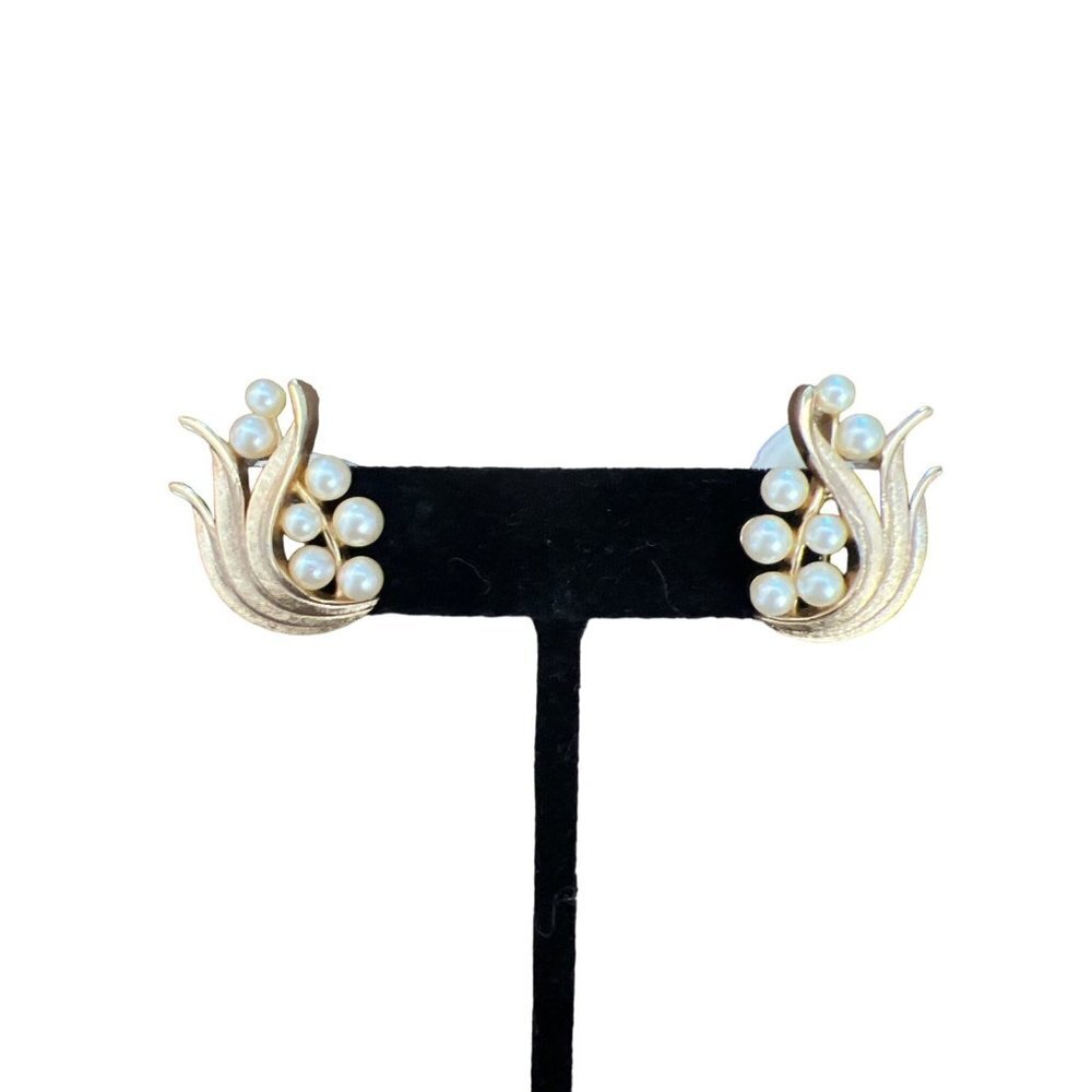 Crown Trifari signed Vintage Brushed Gold Tone Leaf Clip-on Earrings Faux Pearls